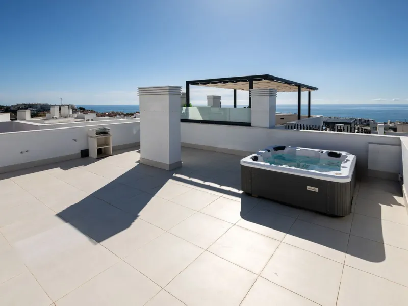 Erleben Sie modernes, minimalistisches Wohnen auf höchstem Niveau in diesem beeindruckenden Penthouse in der Reserva del Higuerón, nur 400 Meter von den herrlichen Stränden Fuengirolas entfernt