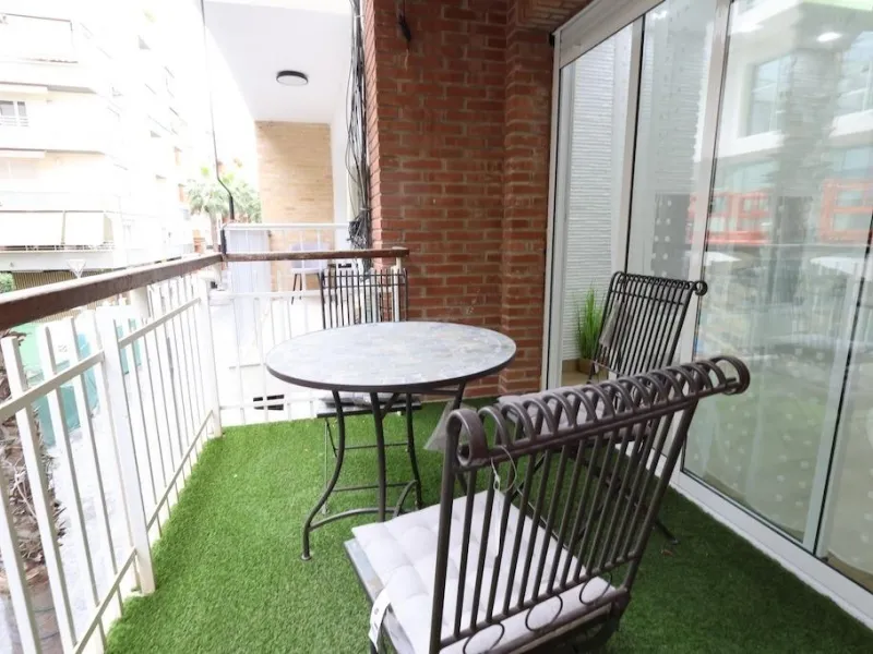 APARTAMENTO EN EL CENTRO DE TORREVIEJA DE 4 DORM. 2 BAÑOS. CON SUPERFICIE DE 123 M2.