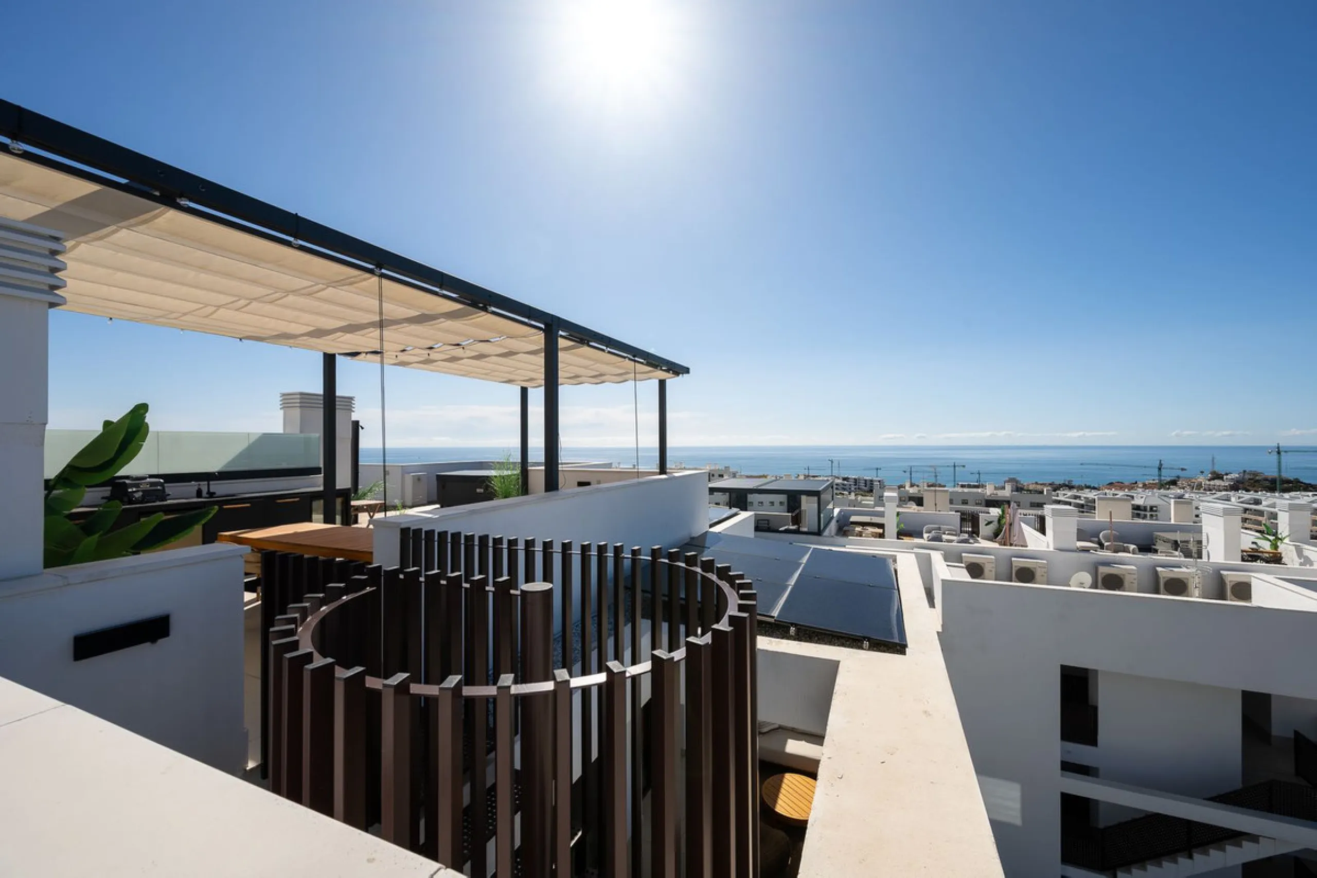 Erleben Sie modernes, minimalistisches Wohnen auf höchstem Niveau in diesem beeindruckenden Penthouse in der Reserva del Higuerón, nur 400 Meter von den herrlichen Stränden Fuengirolas entfernt
