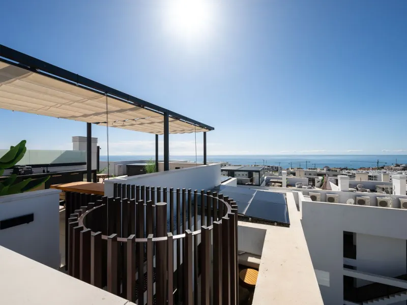 Erleben Sie modernes, minimalistisches Wohnen auf höchstem Niveau in diesem beeindruckenden Penthouse in der Reserva del Higuerón, nur 400 Meter von den herrlichen Stränden Fuengirolas entfernt