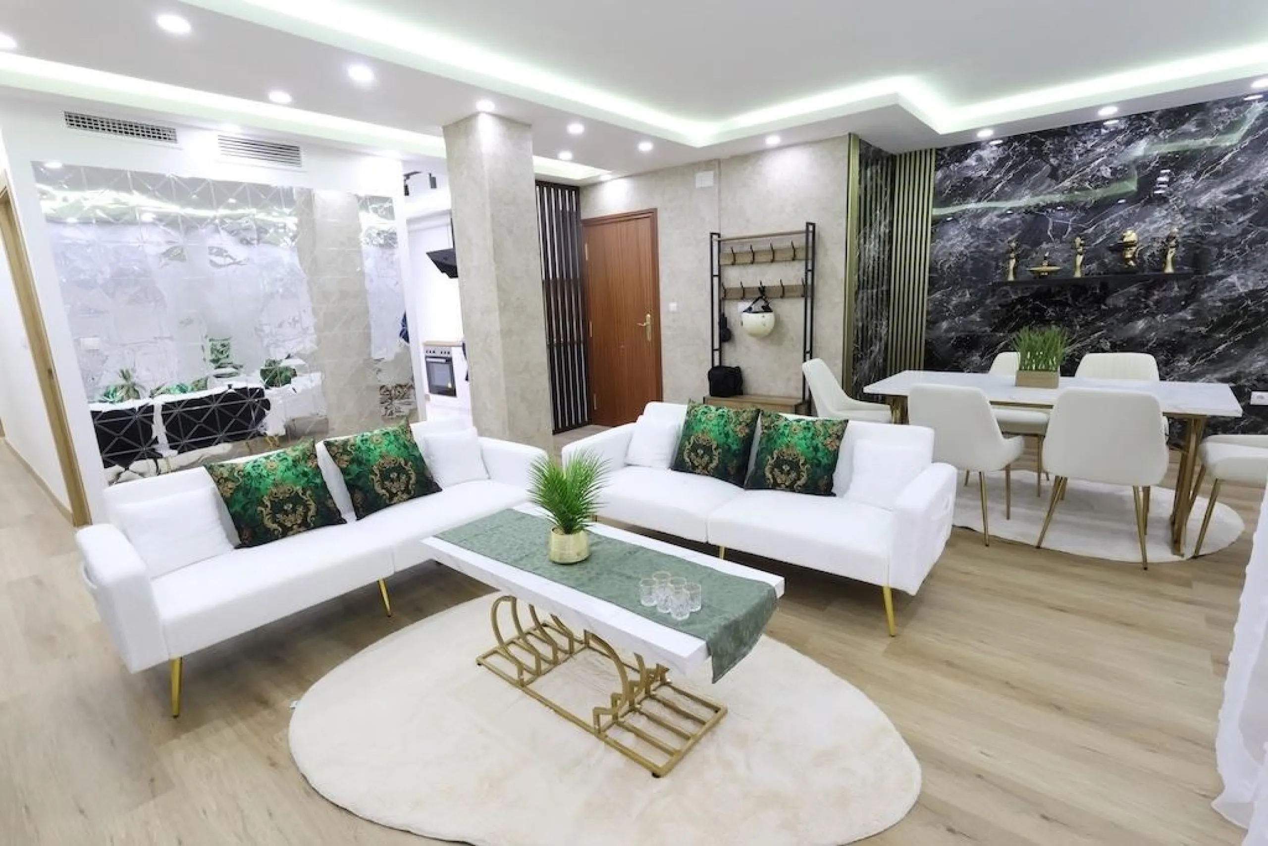 APARTAMENTO EN EL CENTRO DE TORREVIEJA DE 4 DORM. 2 BAÑOS. CON SUPERFICIE DE 123 M2.