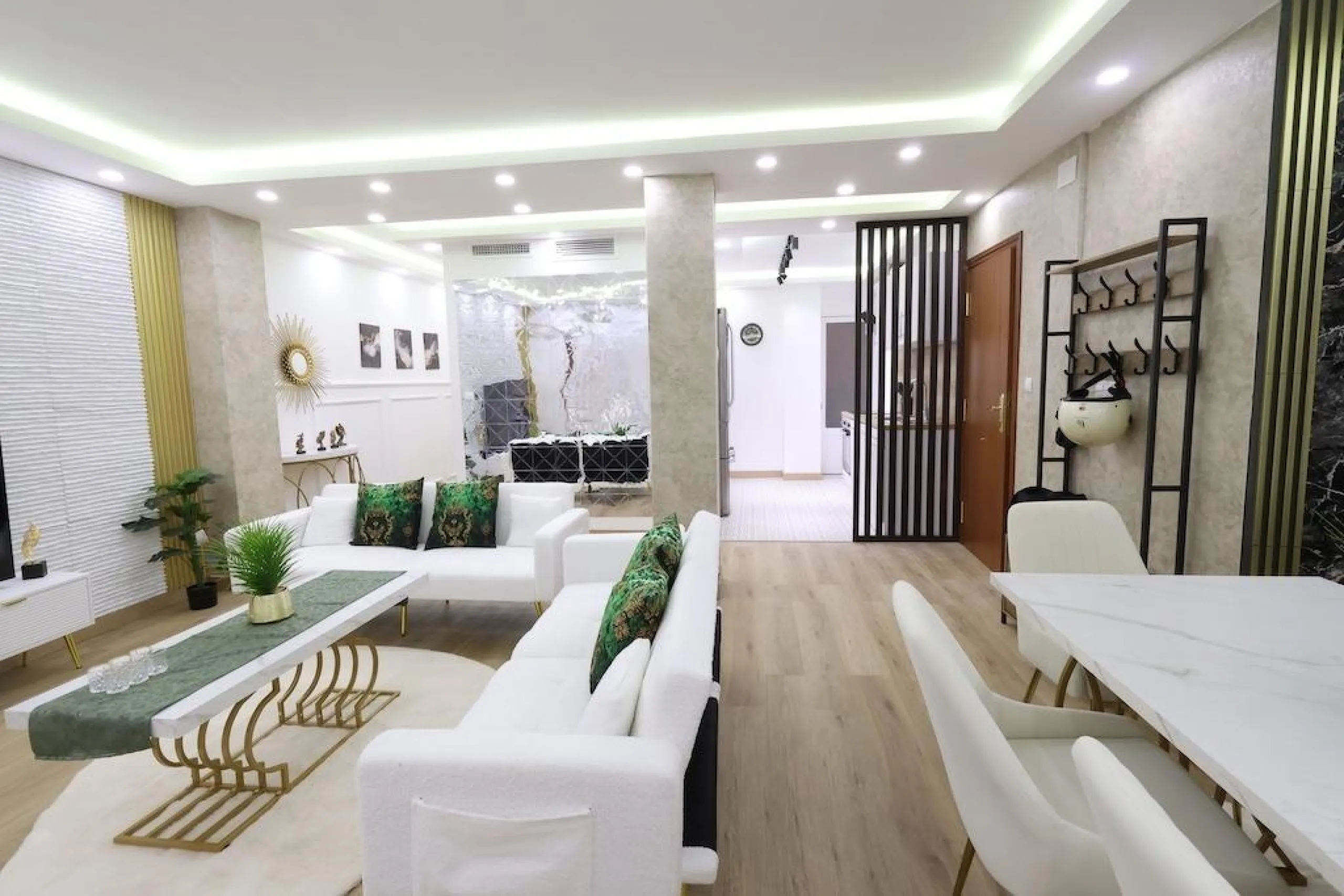 APARTAMENTO EN EL CENTRO DE TORREVIEJA DE 4 DORM. 2 BAÑOS. CON SUPERFICIE DE 123 M2.