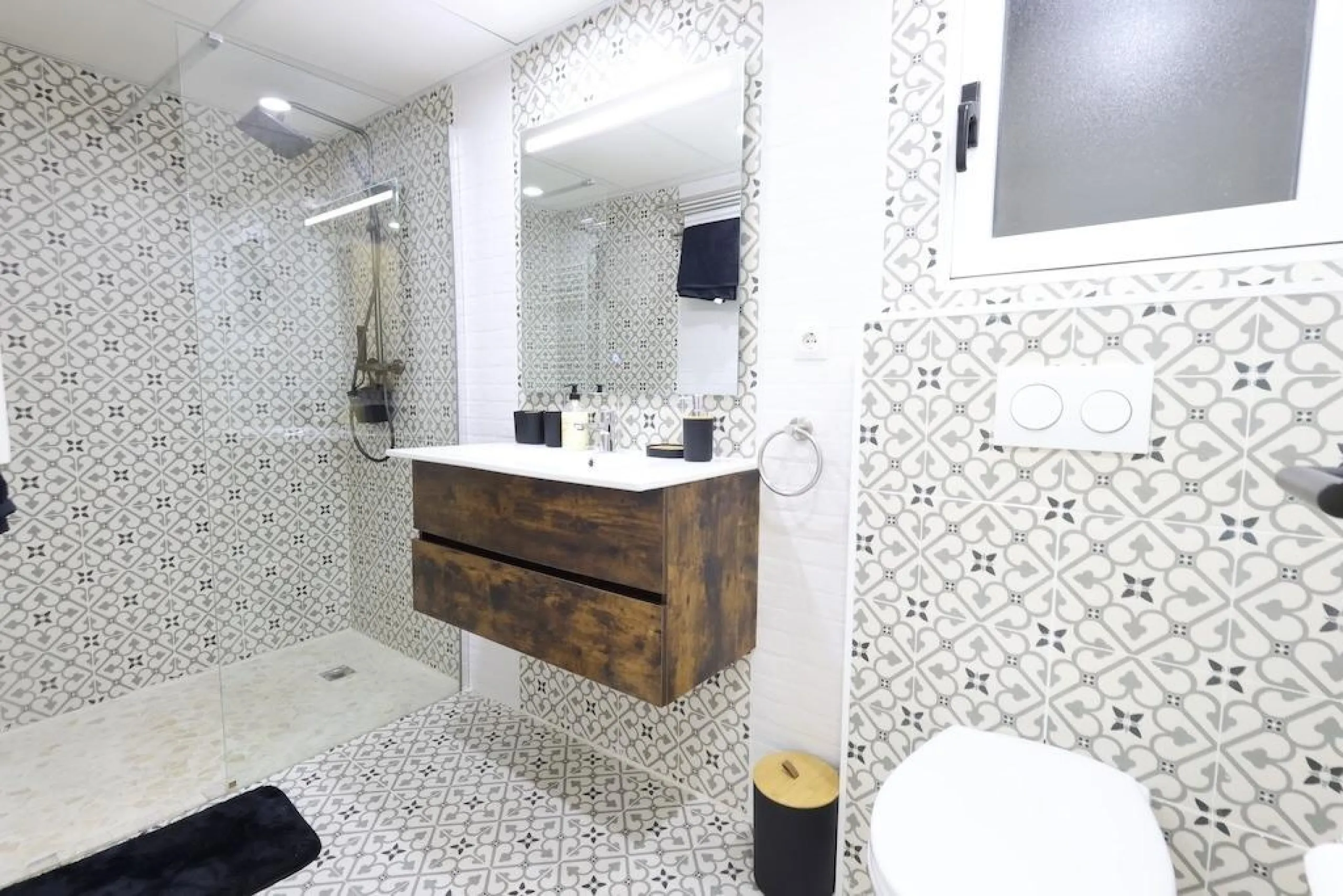 APARTAMENTO EN EL CENTRO DE TORREVIEJA DE 4 DORM. 2 BAÑOS. CON SUPERFICIE DE 123 M2.