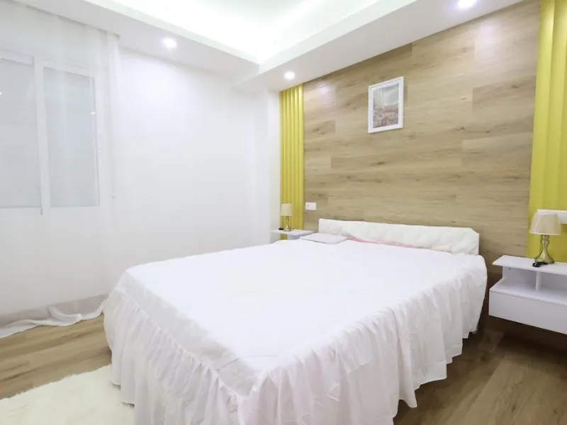 APARTAMENTO EN EL CENTRO DE TORREVIEJA DE 4 DORM. 2 BAÑOS. CON SUPERFICIE DE 123 M2.