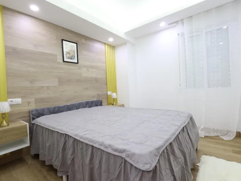 APARTAMENTO EN EL CENTRO DE TORREVIEJA DE 4 DORM. 2 BAÑOS. CON SUPERFICIE DE 123 M2.