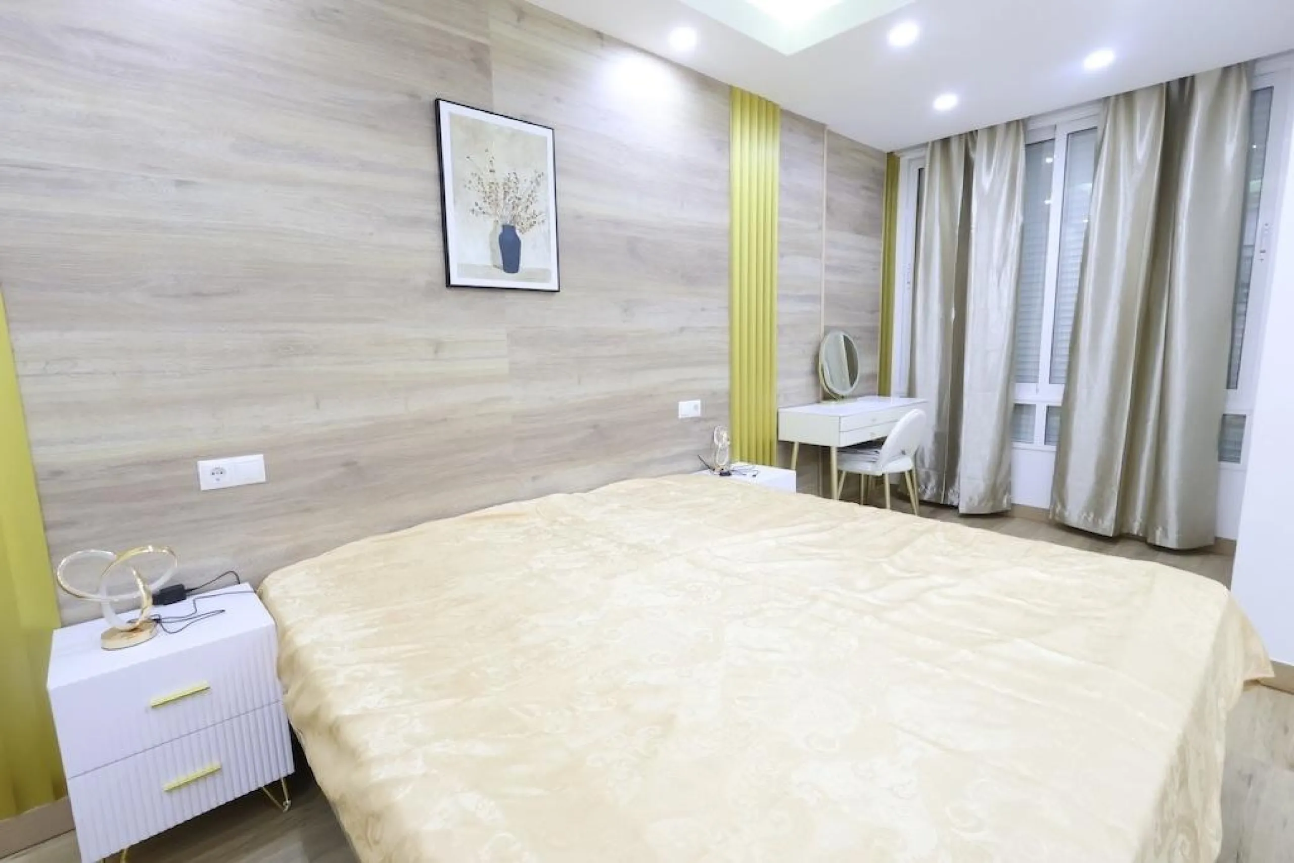 APARTAMENTO EN EL CENTRO DE TORREVIEJA DE 4 DORM. 2 BAÑOS. CON SUPERFICIE DE 123 M2.