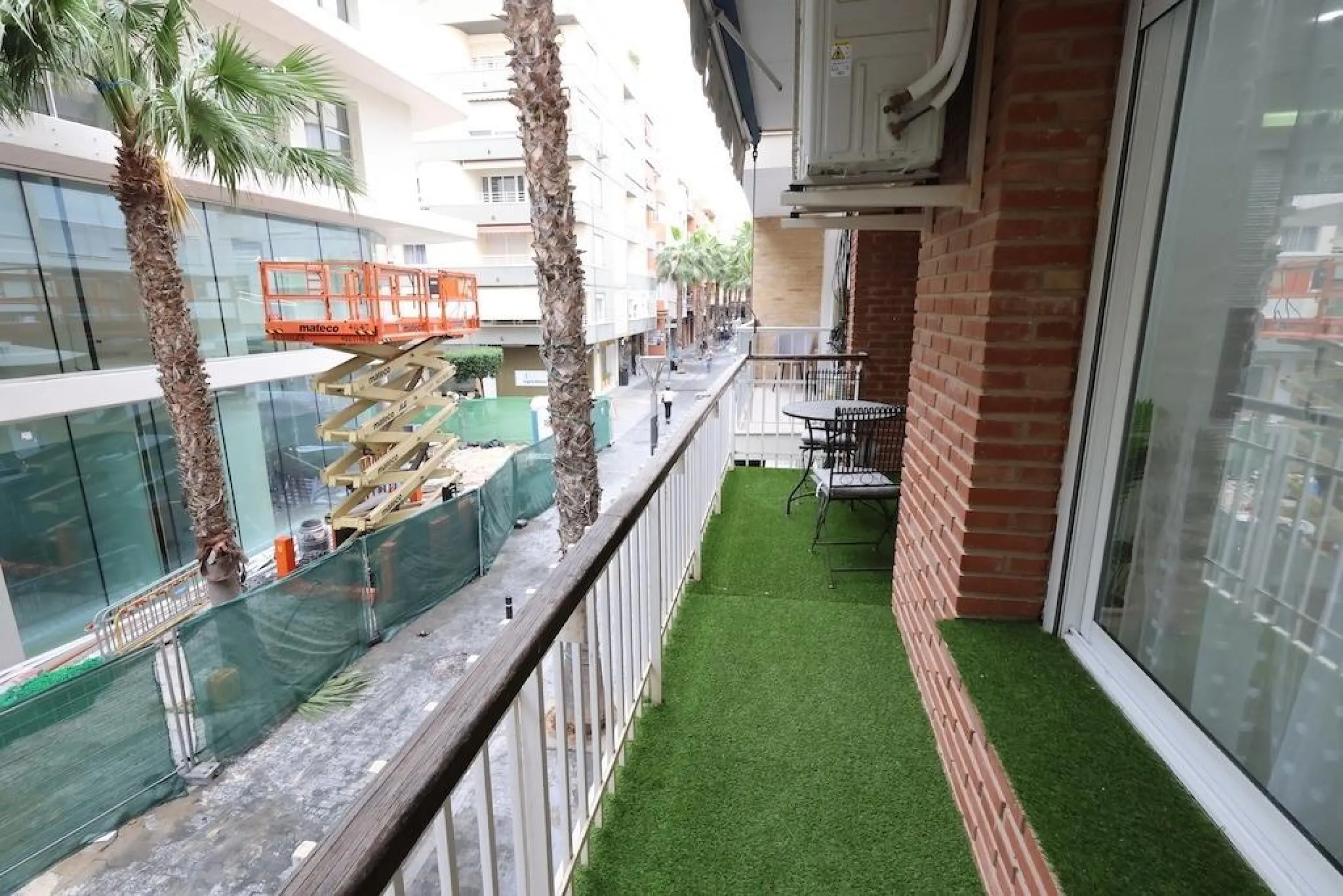 APARTAMENTO EN EL CENTRO DE TORREVIEJA DE 4 DORM. 2 BAÑOS. CON SUPERFICIE DE 123 M2.