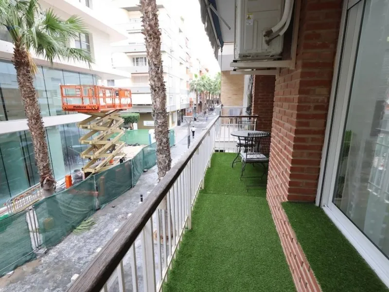 APARTAMENTO EN EL CENTRO DE TORREVIEJA DE 4 DORM. 2 BAÑOS. CON SUPERFICIE DE 123 M2.