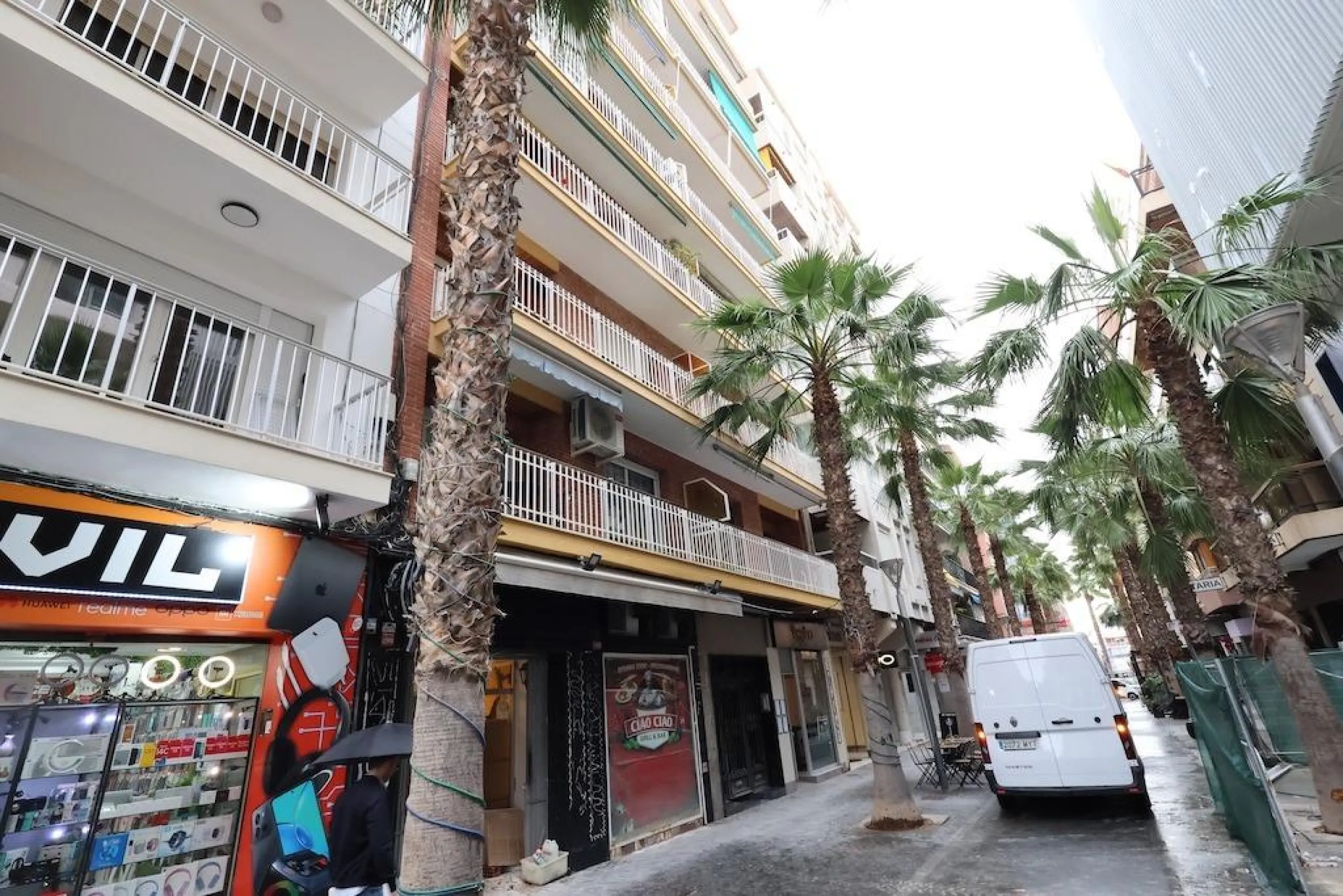 APARTAMENTO EN EL CENTRO DE TORREVIEJA DE 4 DORM. 2 BAÑOS. CON SUPERFICIE DE 123 M2.