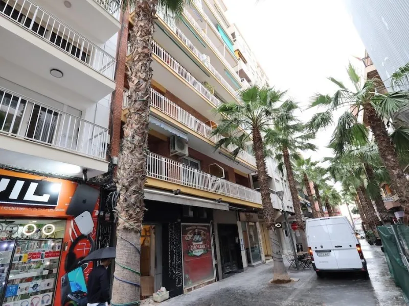 APARTAMENTO EN EL CENTRO DE TORREVIEJA DE 4 DORM. 2 BAÑOS. CON SUPERFICIE DE 123 M2.