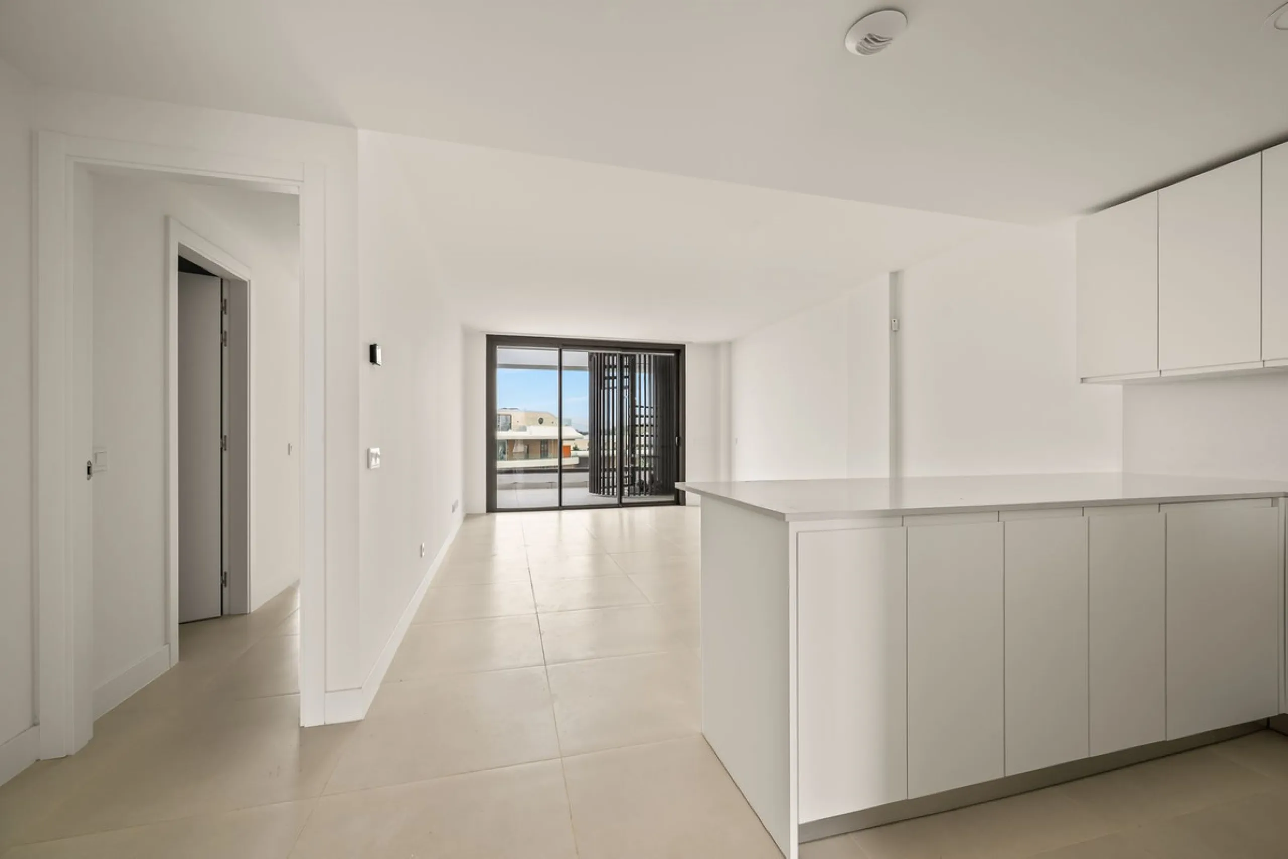 Erleben Sie modernes, minimalistisches Wohnen auf höchstem Niveau in diesem beeindruckenden Penthouse in der Reserva del Higuerón, nur 400 Meter von den herrlichen Stränden Fuengirolas entfernt