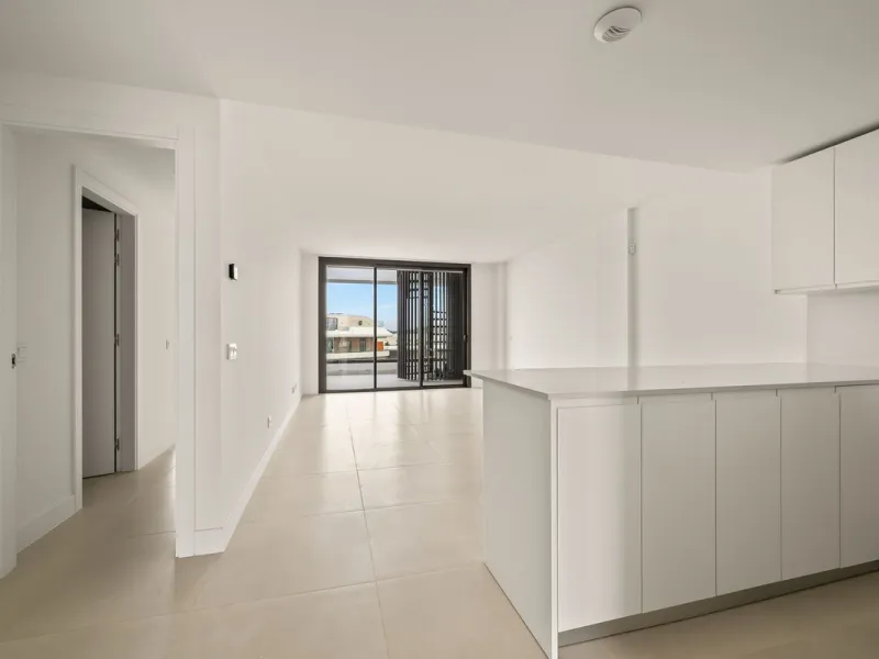 Erleben Sie modernes, minimalistisches Wohnen auf höchstem Niveau in diesem beeindruckenden Penthouse in der Reserva del Higuerón, nur 400 Meter von den herrlichen Stränden Fuengirolas entfernt