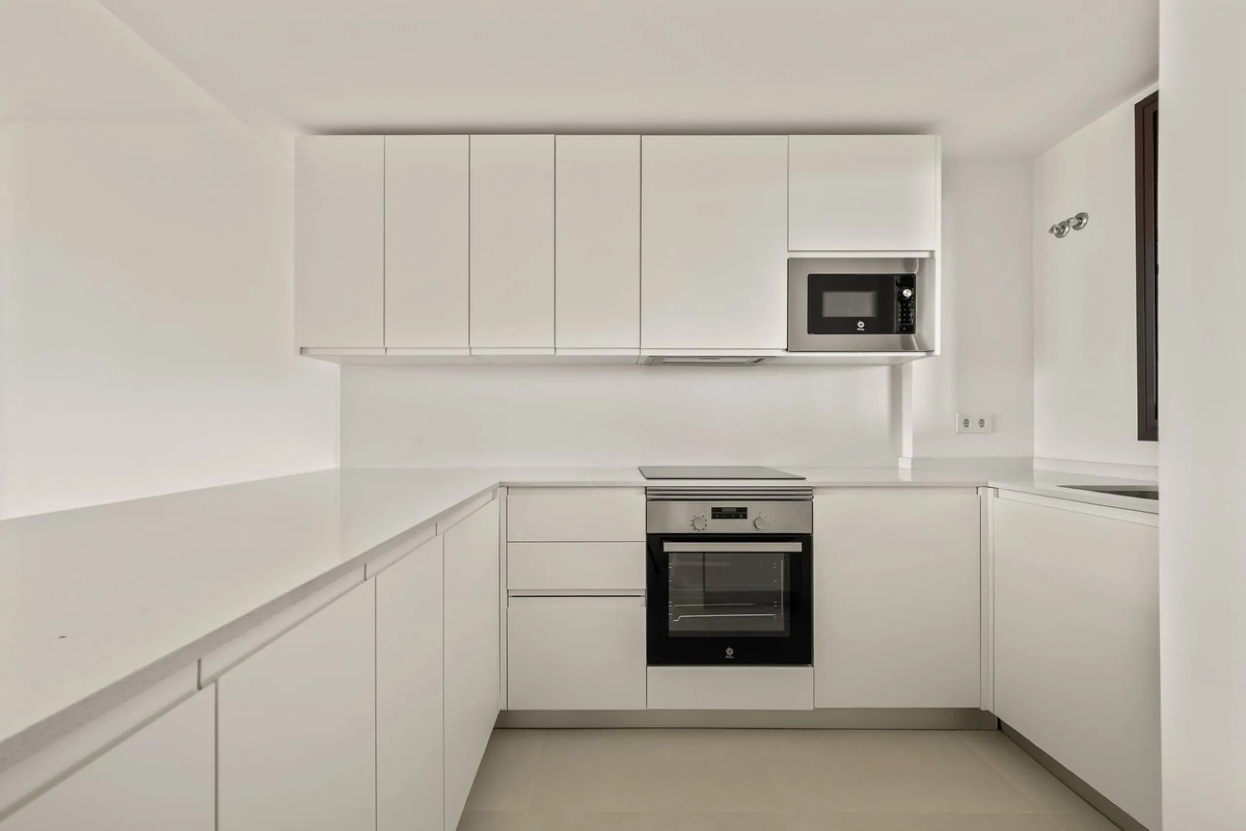 Erleben Sie modernes, minimalistisches Wohnen auf höchstem Niveau in diesem beeindruckenden Penthouse in der Reserva del Higuerón, nur 400 Meter von den herrlichen Stränden Fuengirolas entfernt