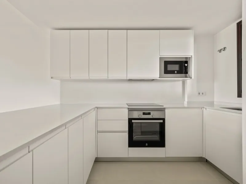 Erleben Sie modernes, minimalistisches Wohnen auf höchstem Niveau in diesem beeindruckenden Penthouse in der Reserva del Higuerón, nur 400 Meter von den herrlichen Stränden Fuengirolas entfernt