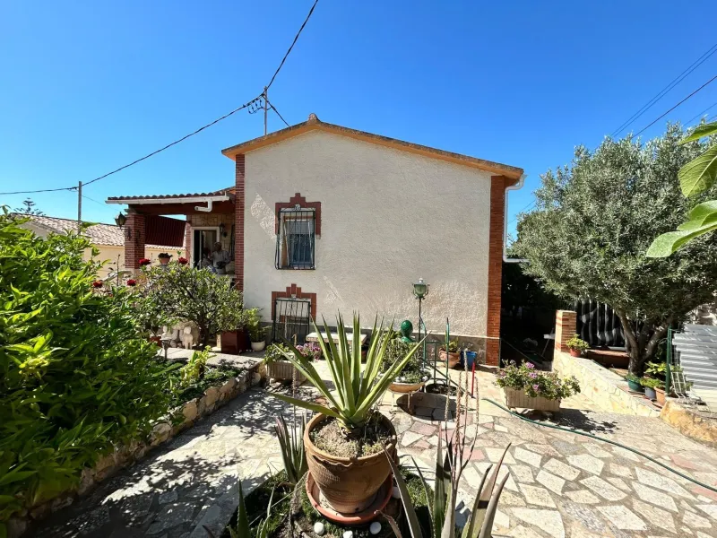 🏡 Independent chalet with private pool and large plot — La Nucía, Alicante