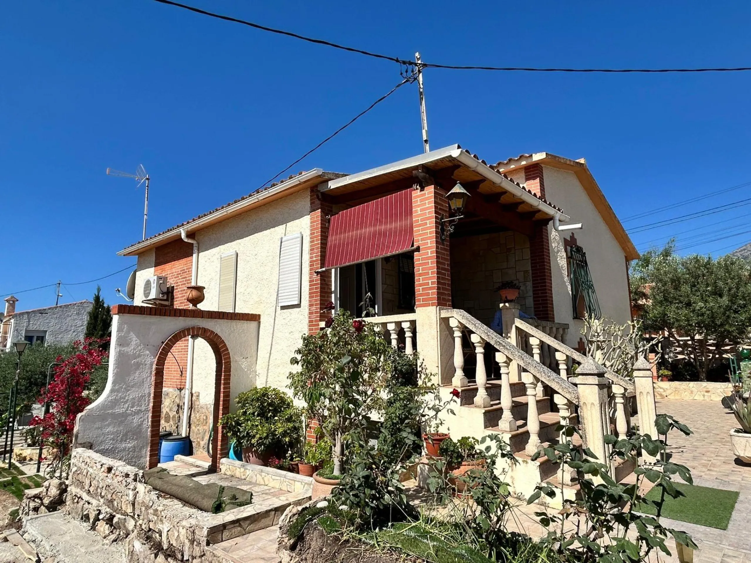🏡 Independent chalet with private pool and large plot — La Nucía, Alicante