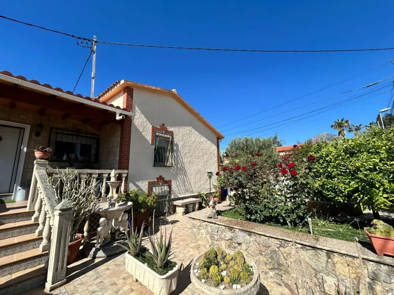🏡 Independent chalet with private pool and large plot — La Nucía, Alicante