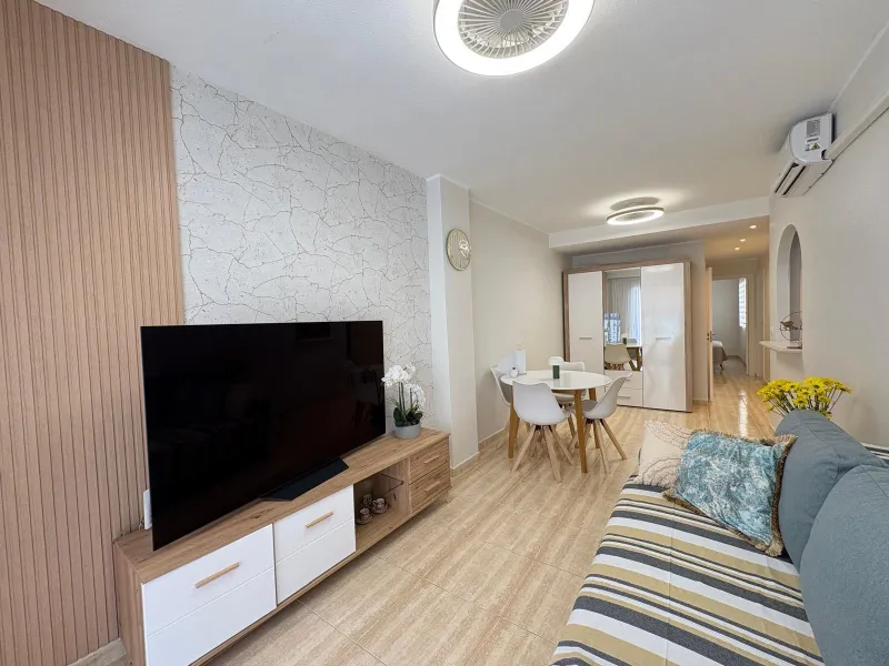 Amplio Apartamento en el Centro de Torrevieja a Solo 300 Metros del Mar