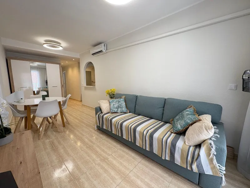 Amplio Apartamento en el Centro de Torrevieja a Solo 300 Metros del Mar