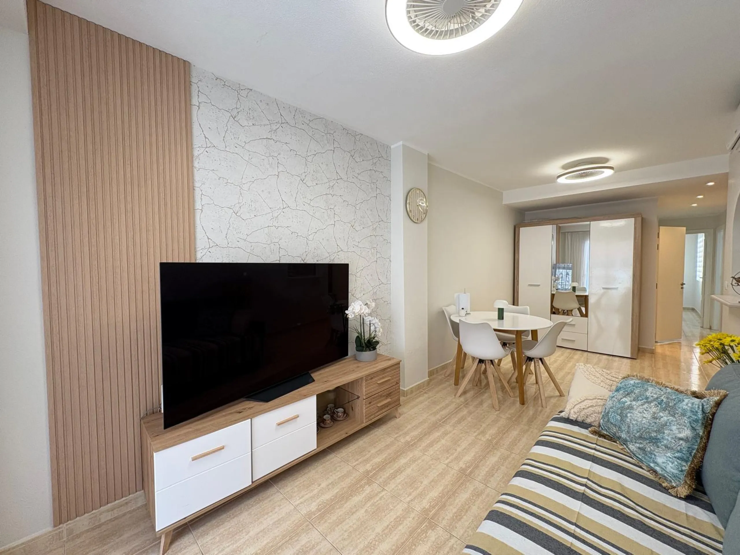 Amplio Apartamento en el Centro de Torrevieja a Solo 300 Metros del Mar