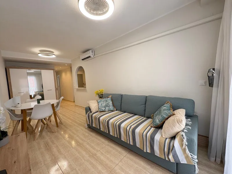 Amplio Apartamento en el Centro de Torrevieja a Solo 300 Metros del Mar