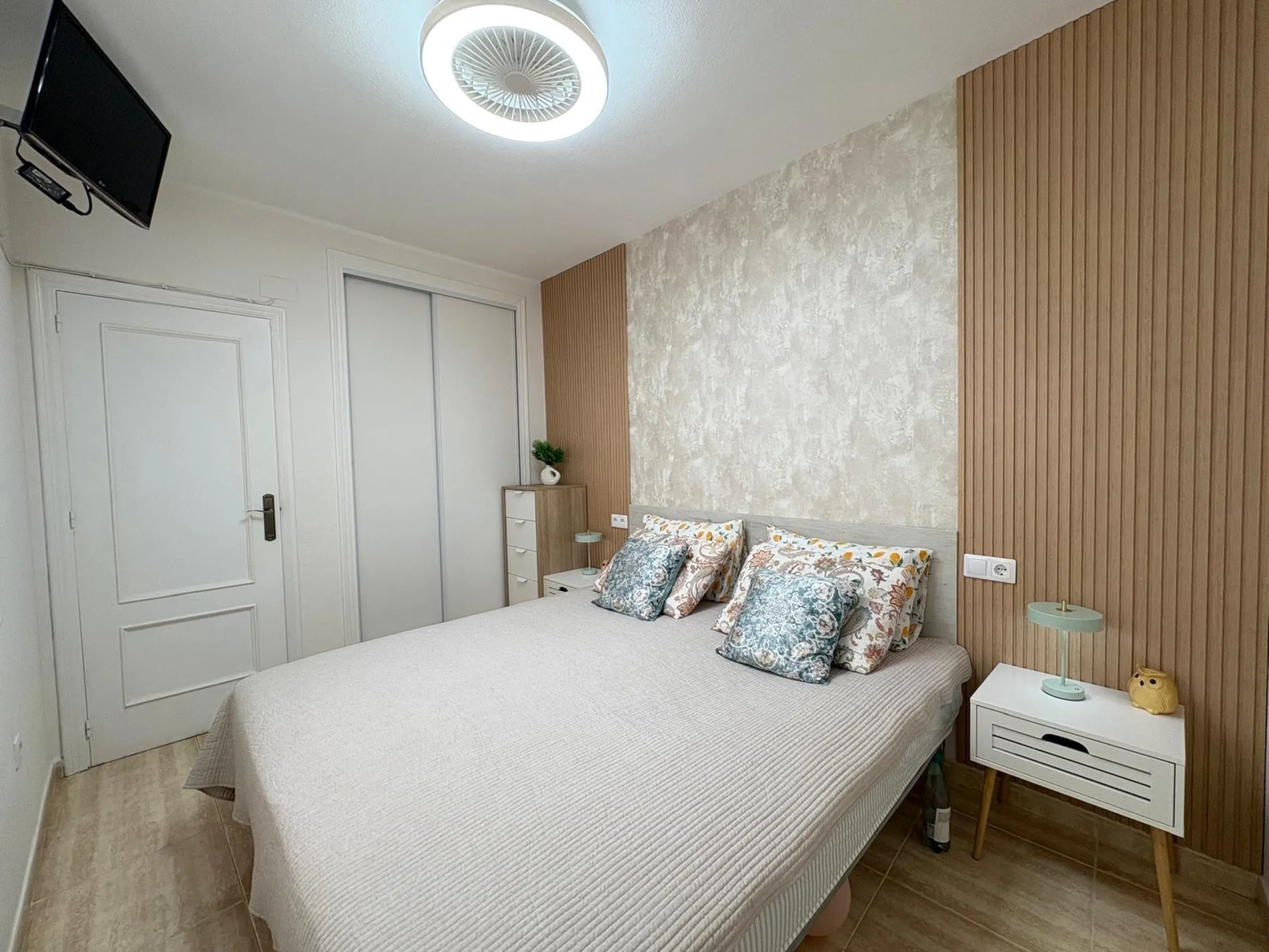 Amplio Apartamento en el Centro de Torrevieja a Solo 300 Metros del Mar