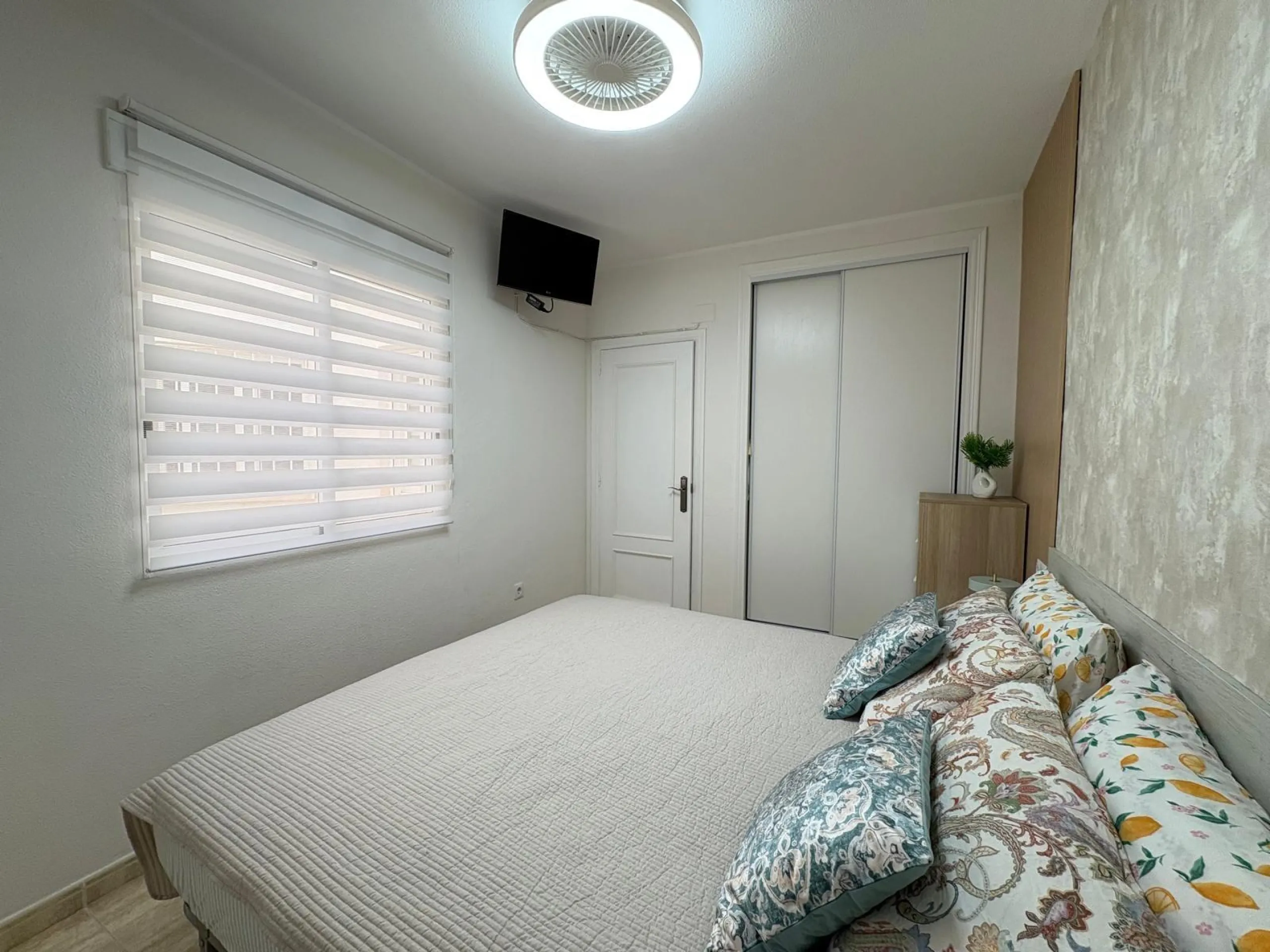 Amplio Apartamento en el Centro de Torrevieja a Solo 300 Metros del Mar