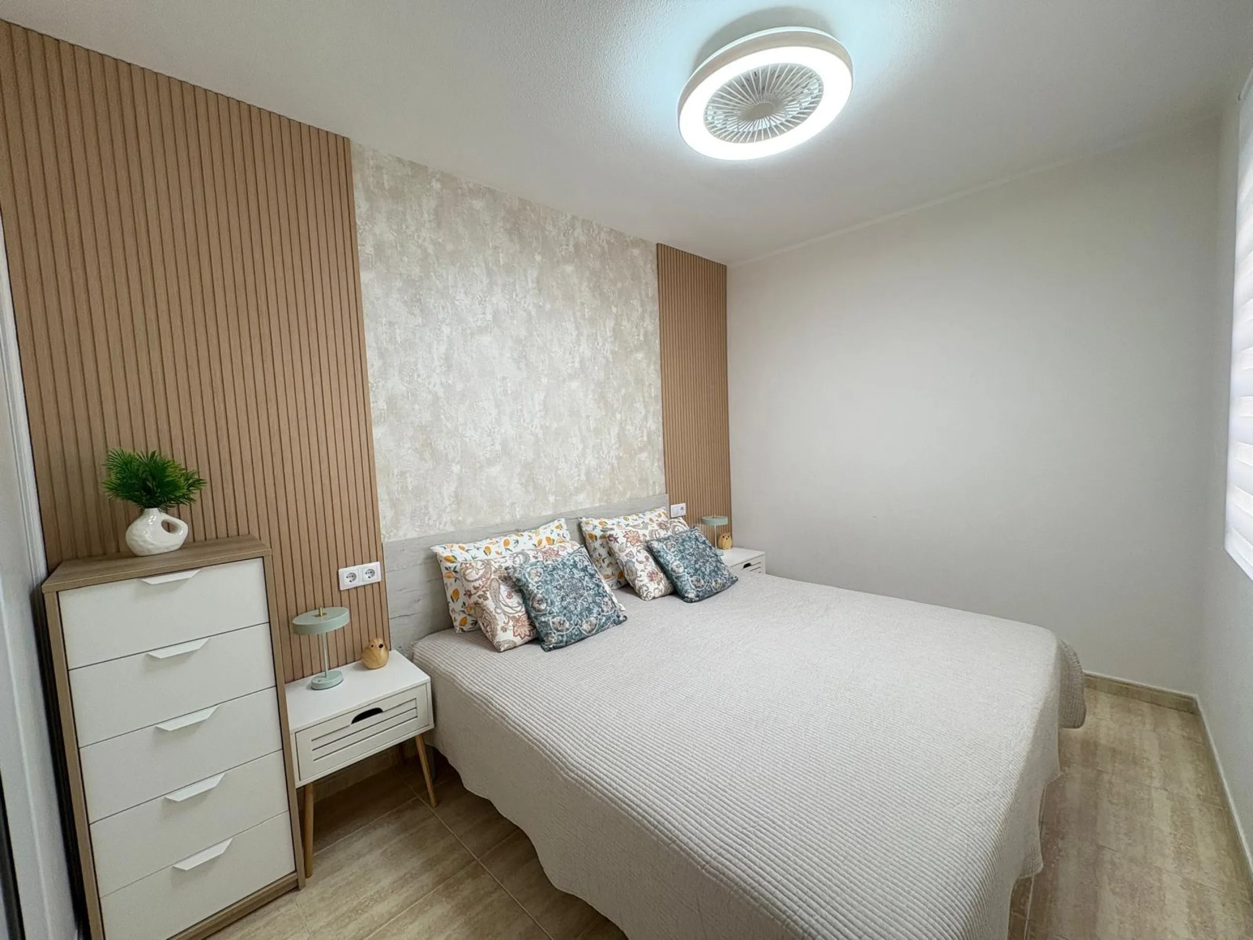 Amplio Apartamento en el Centro de Torrevieja a Solo 300 Metros del Mar