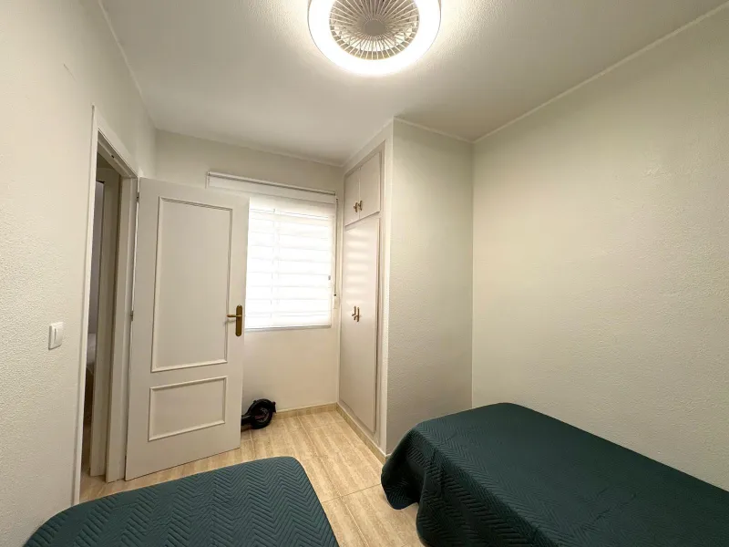 Amplio Apartamento en el Centro de Torrevieja a Solo 300 Metros del Mar