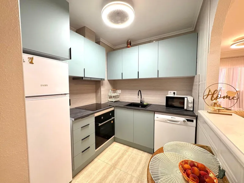 Amplio Apartamento en el Centro de Torrevieja a Solo 300 Metros del Mar