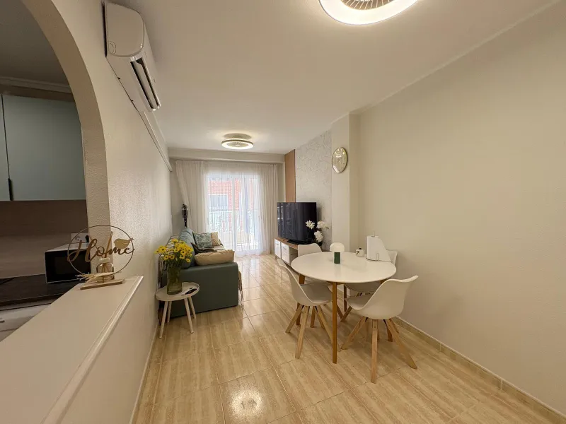 Amplio Apartamento en el Centro de Torrevieja a Solo 300 Metros del Mar