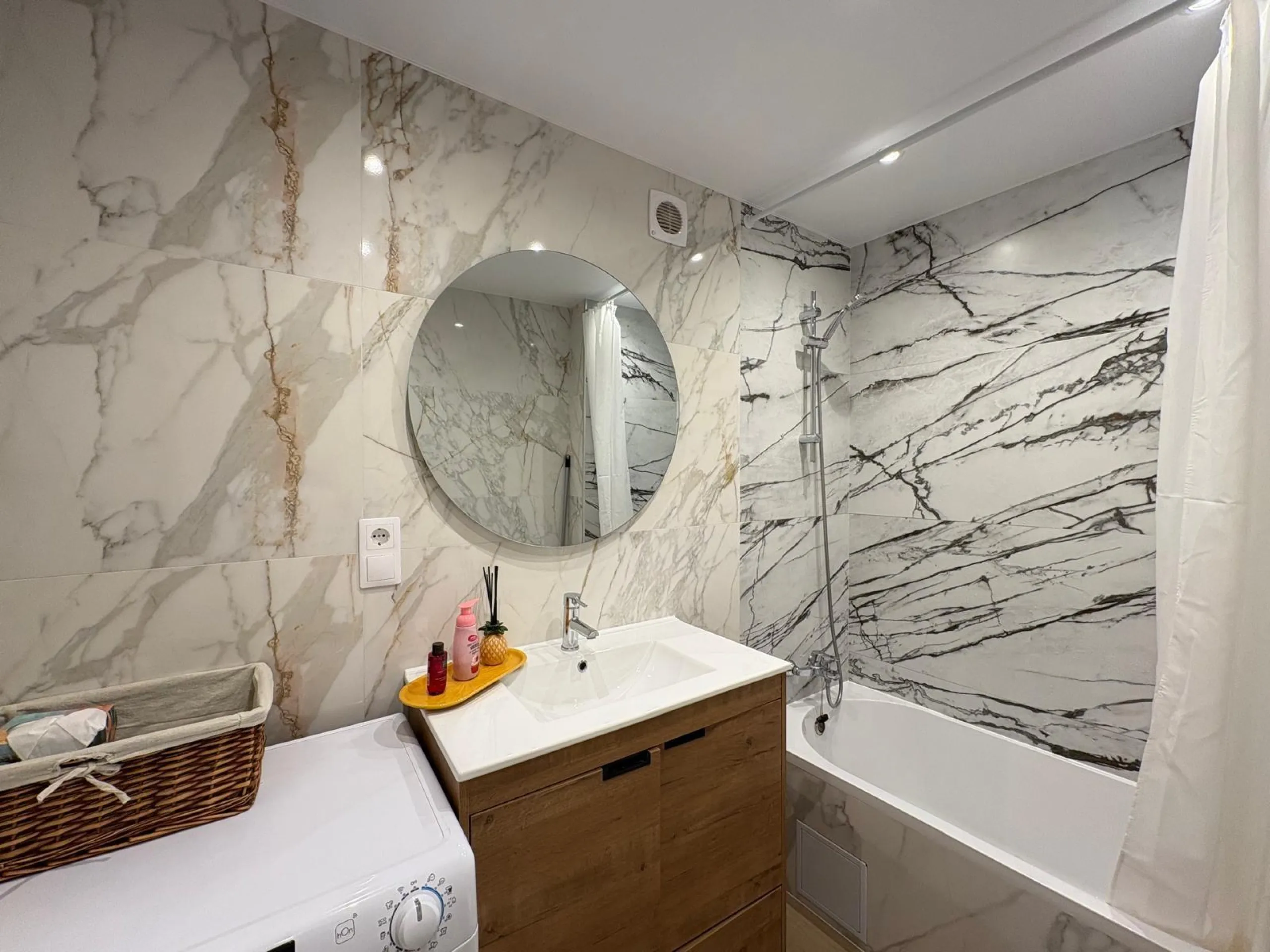 Amplio Apartamento en el Centro de Torrevieja a Solo 300 Metros del Mar
