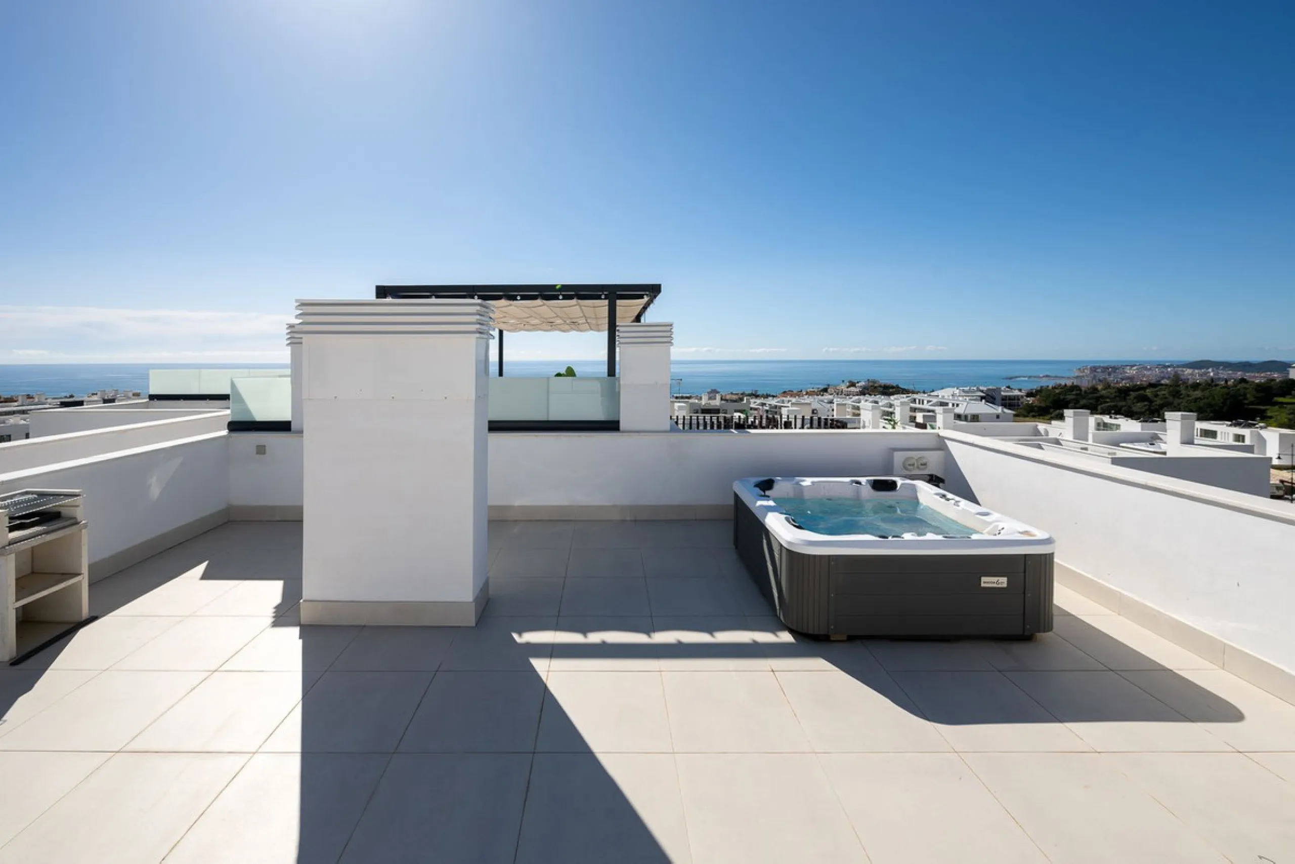Erleben Sie modernes, minimalistisches Wohnen auf höchstem Niveau in diesem beeindruckenden Penthouse in der Reserva del Higuerón, nur 400 Meter von den herrlichen Stränden Fuengirolas entfernt