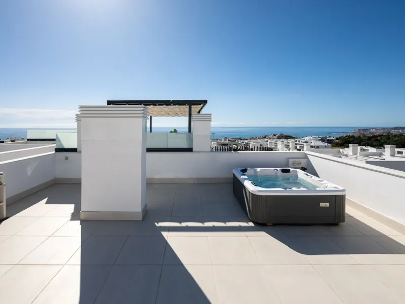 Erleben Sie modernes, minimalistisches Wohnen auf höchstem Niveau in diesem beeindruckenden Penthouse in der Reserva del Higuerón, nur 400 Meter von den herrlichen Stränden Fuengirolas entfernt