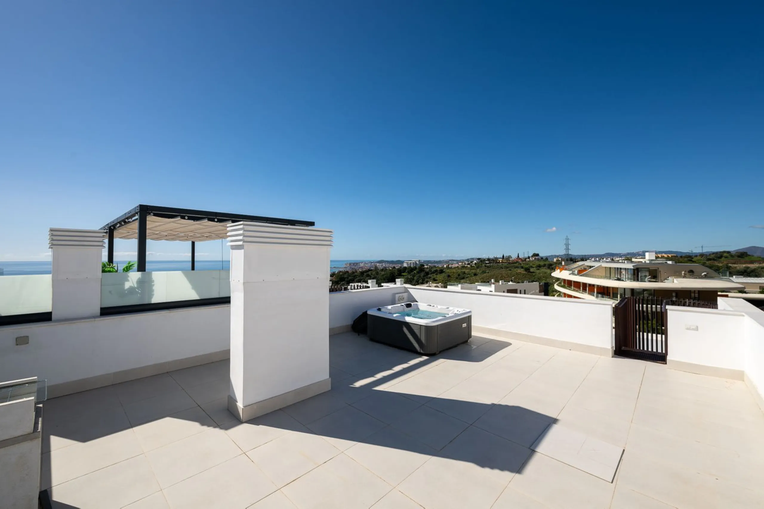 Erleben Sie modernes, minimalistisches Wohnen auf höchstem Niveau in diesem beeindruckenden Penthouse in der Reserva del Higuerón, nur 400 Meter von den herrlichen Stränden Fuengirolas entfernt