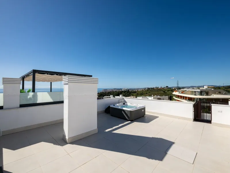 Erleben Sie modernes, minimalistisches Wohnen auf höchstem Niveau in diesem beeindruckenden Penthouse in der Reserva del Higuerón, nur 400 Meter von den herrlichen Stränden Fuengirolas entfernt