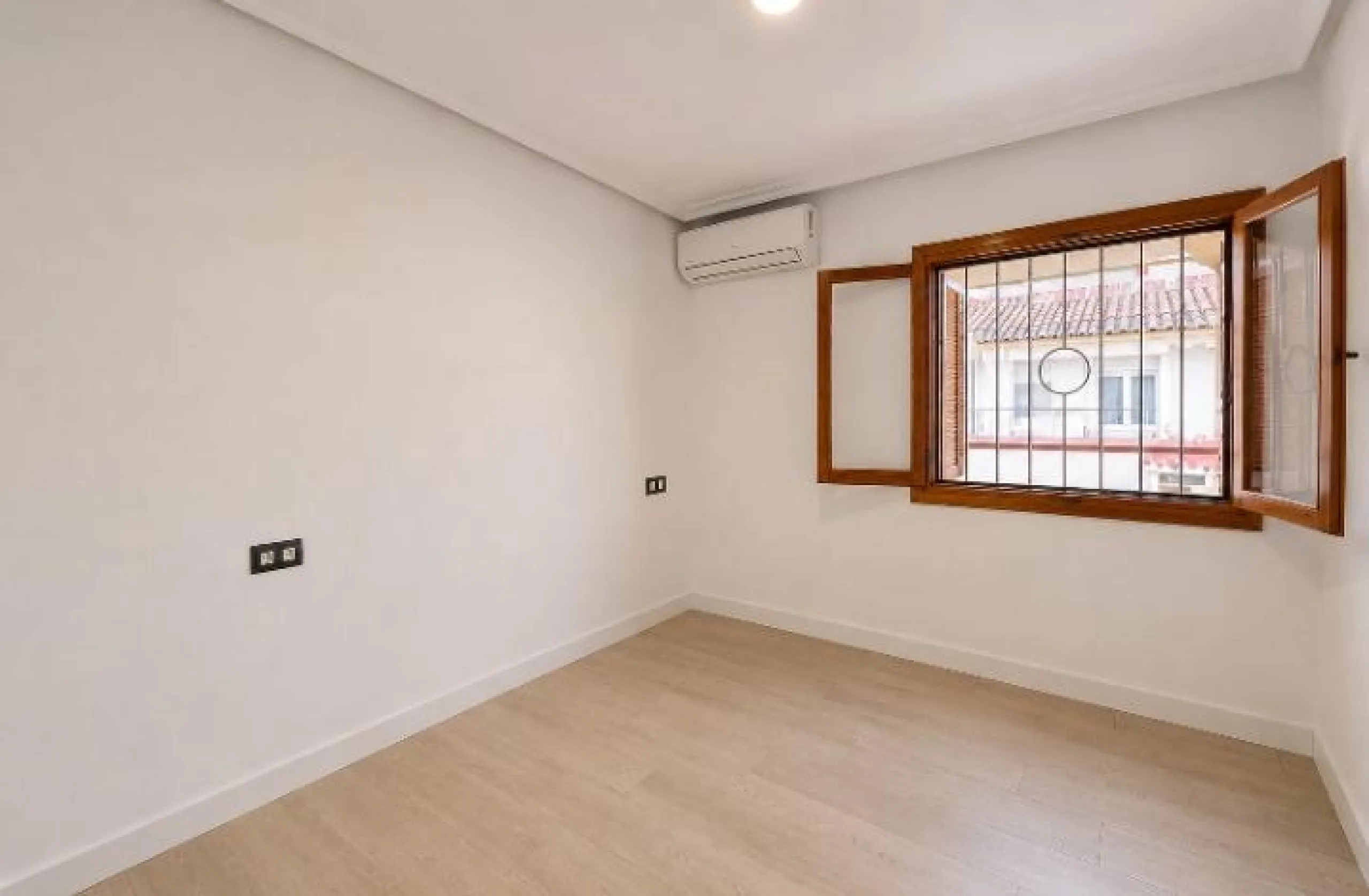 APARTMENT 50M FROM ACEQUIÓN BEACH WITH ENCLOSED GARAGE