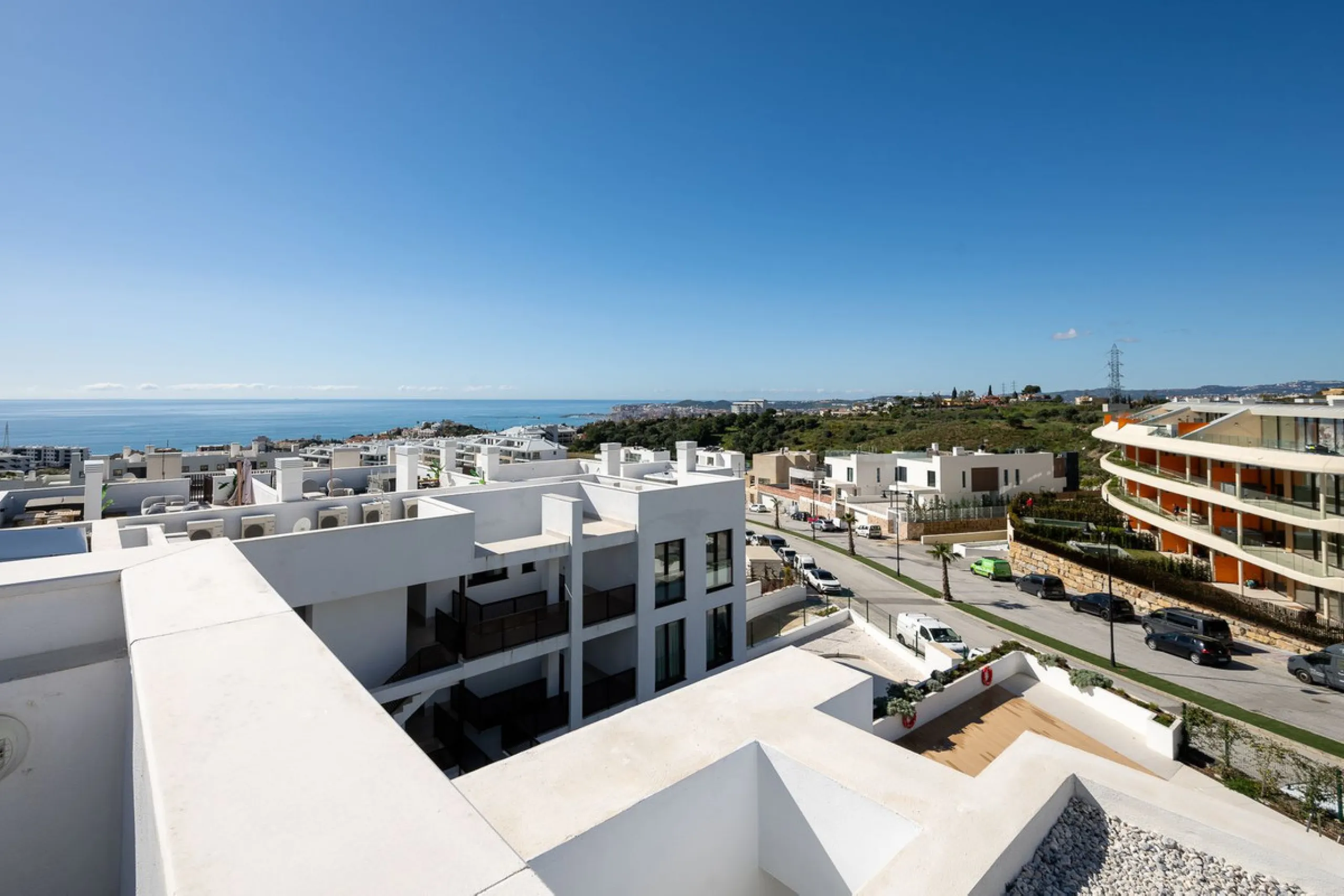 Erleben Sie modernes, minimalistisches Wohnen auf höchstem Niveau in diesem beeindruckenden Penthouse in der Reserva del Higuerón, nur 400 Meter von den herrlichen Stränden Fuengirolas entfernt