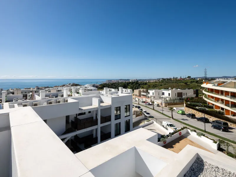 Erleben Sie modernes, minimalistisches Wohnen auf höchstem Niveau in diesem beeindruckenden Penthouse in der Reserva del Higuerón, nur 400 Meter von den herrlichen Stränden Fuengirolas entfernt