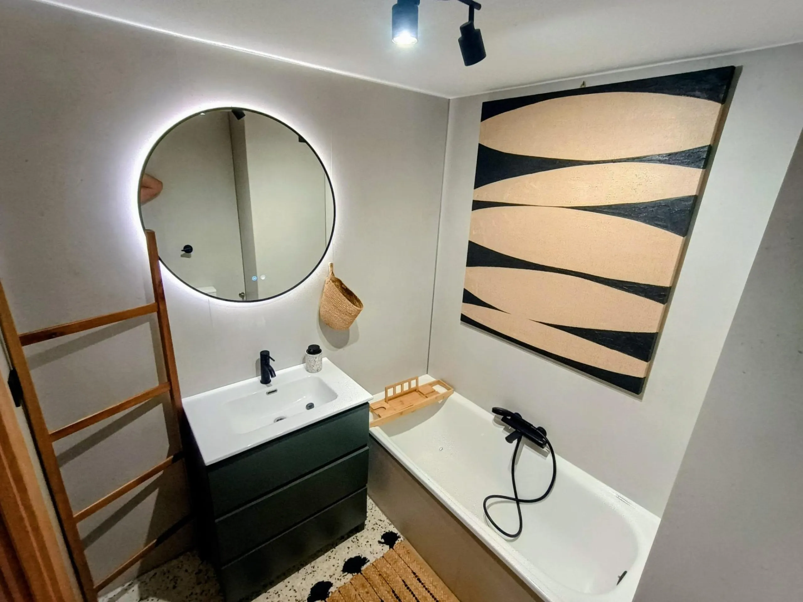 2 BEDROOM 1 BATHROOM APARTMENT COMPLETELY RENOVATED IN PINOMAR