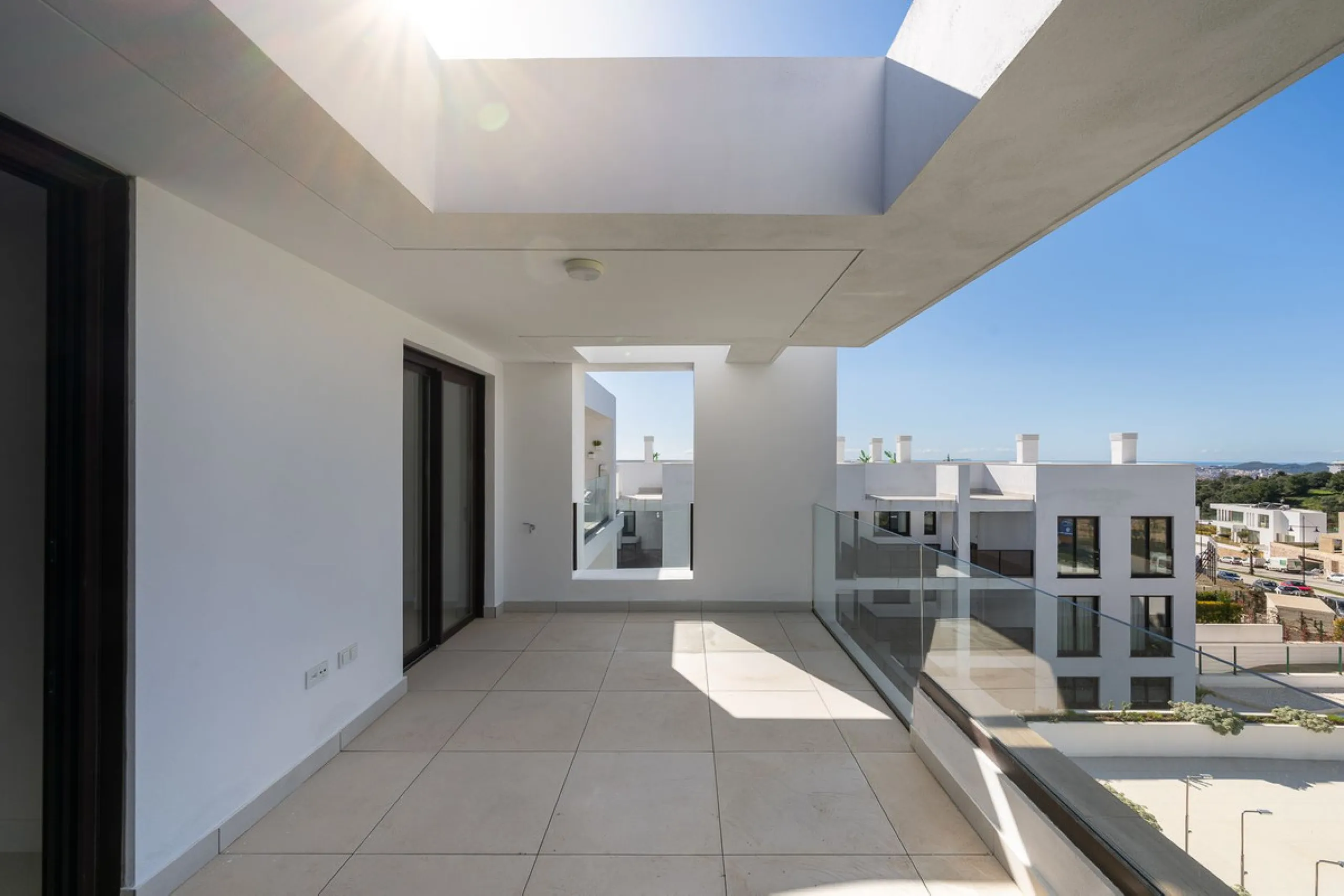 Erleben Sie modernes, minimalistisches Wohnen auf höchstem Niveau in diesem beeindruckenden Penthouse in der Reserva del Higuerón, nur 400 Meter von den herrlichen Stränden Fuengirolas entfernt