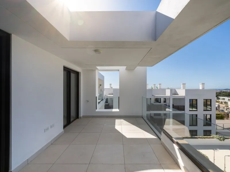 Erleben Sie modernes, minimalistisches Wohnen auf höchstem Niveau in diesem beeindruckenden Penthouse in der Reserva del Higuerón, nur 400 Meter von den herrlichen Stränden Fuengirolas entfernt