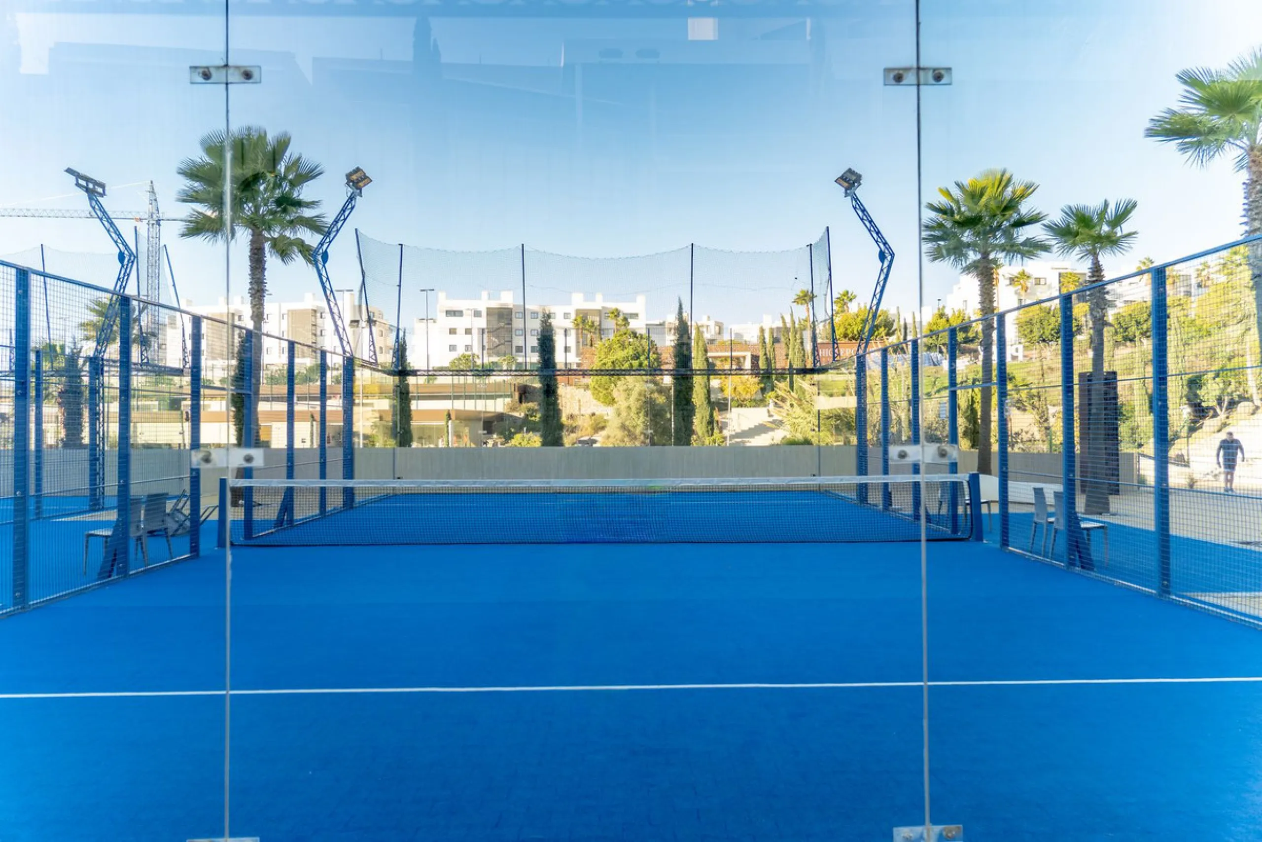 Erleben Sie modernes, minimalistisches Wohnen auf höchstem Niveau in diesem beeindruckenden Penthouse in der Reserva del Higuerón, nur 400 Meter von den herrlichen Stränden Fuengirolas entfernt