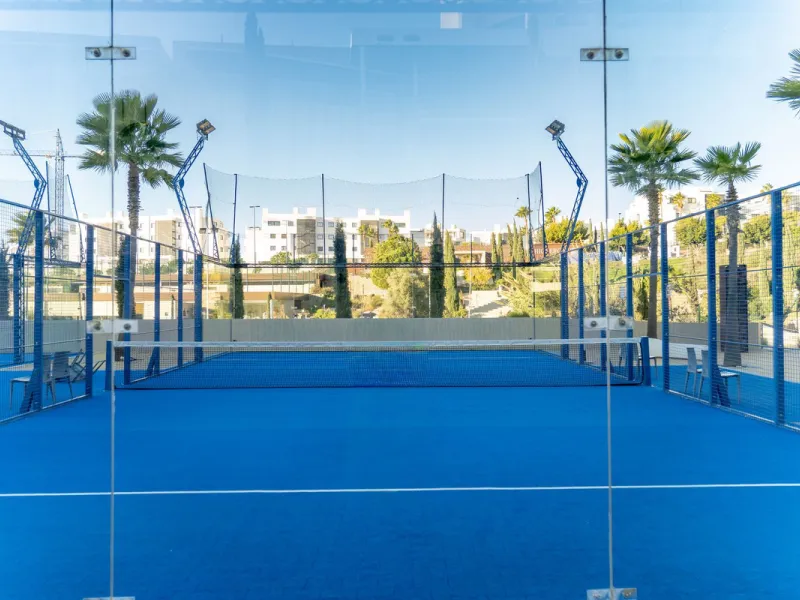 Erleben Sie modernes, minimalistisches Wohnen auf höchstem Niveau in diesem beeindruckenden Penthouse in der Reserva del Higuerón, nur 400 Meter von den herrlichen Stränden Fuengirolas entfernt