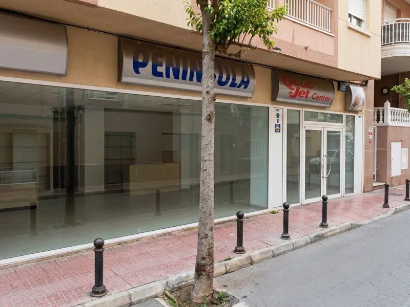 Local Comercial en Ramon Gallud 208