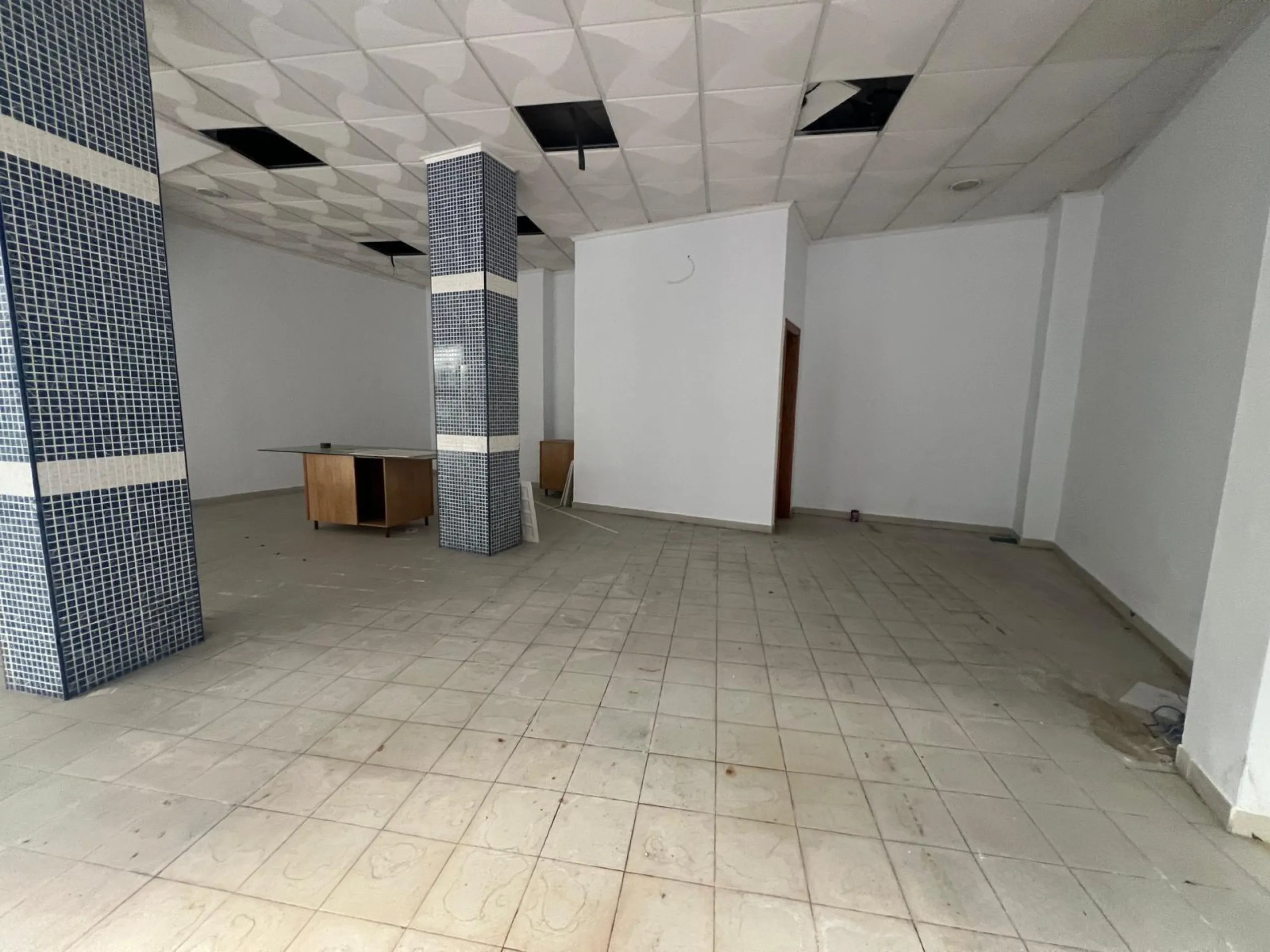 Пентхаус с панорамным видом на Коста-дель-Соль.

Общая площадь 350 м². Три спальни, три полных ванных комнаты, большой балкон и собственная терраса с солярием. Современный дизайн, ательер, гараж на два автомобиля.  Встроенная аэротермальная система. Новостройка в престижном жилом комплексе. Участок 800 м²