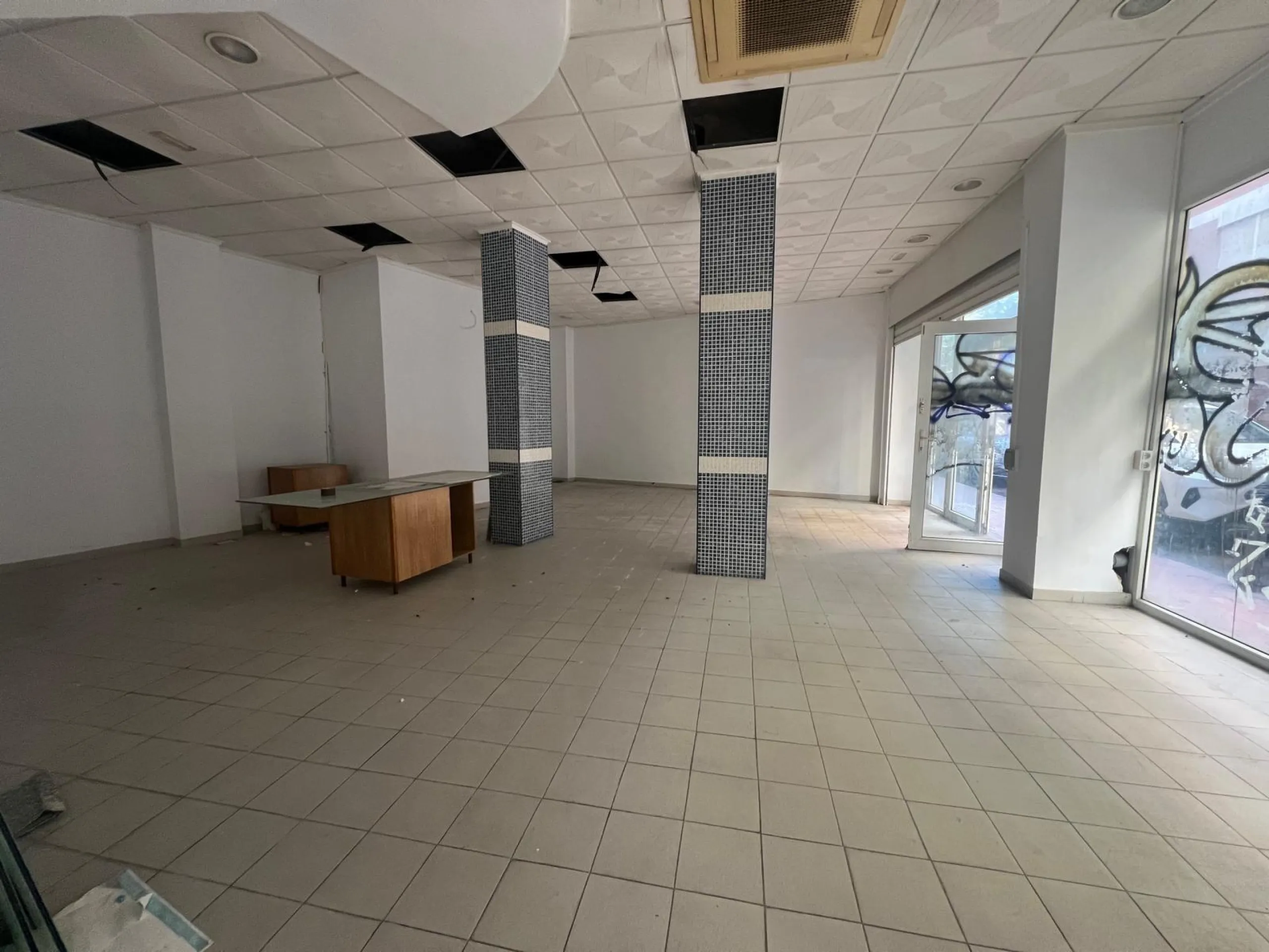 Пентхаус с панорамным видом на Коста-дель-Соль.

Общая площадь 350 м². Три спальни, три полных ванных комнаты, большой балкон и собственная терраса с солярием. Современный дизайн, ательер, гараж на два автомобиля.  Встроенная аэротермальная система. Новостройка в престижном жилом комплексе. Участок 800 м²