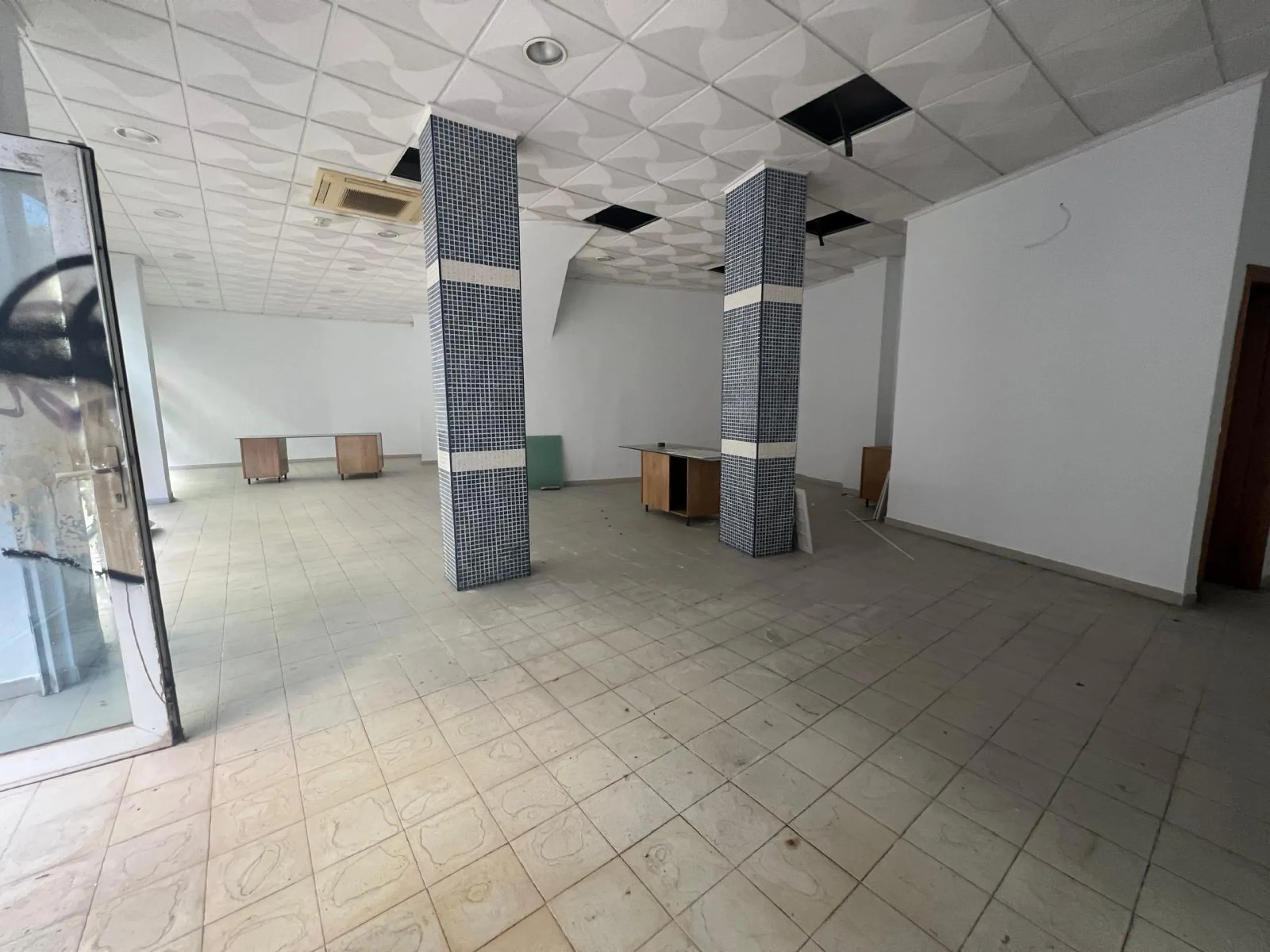 Пентхаус с панорамным видом на Коста-дель-Соль.

Общая площадь 350 м². Три спальни, три полных ванных комнаты, большой балкон и собственная терраса с солярием. Современный дизайн, ательер, гараж на два автомобиля.  Встроенная аэротермальная система. Новостройка в престижном жилом комплексе. Участок 800 м²