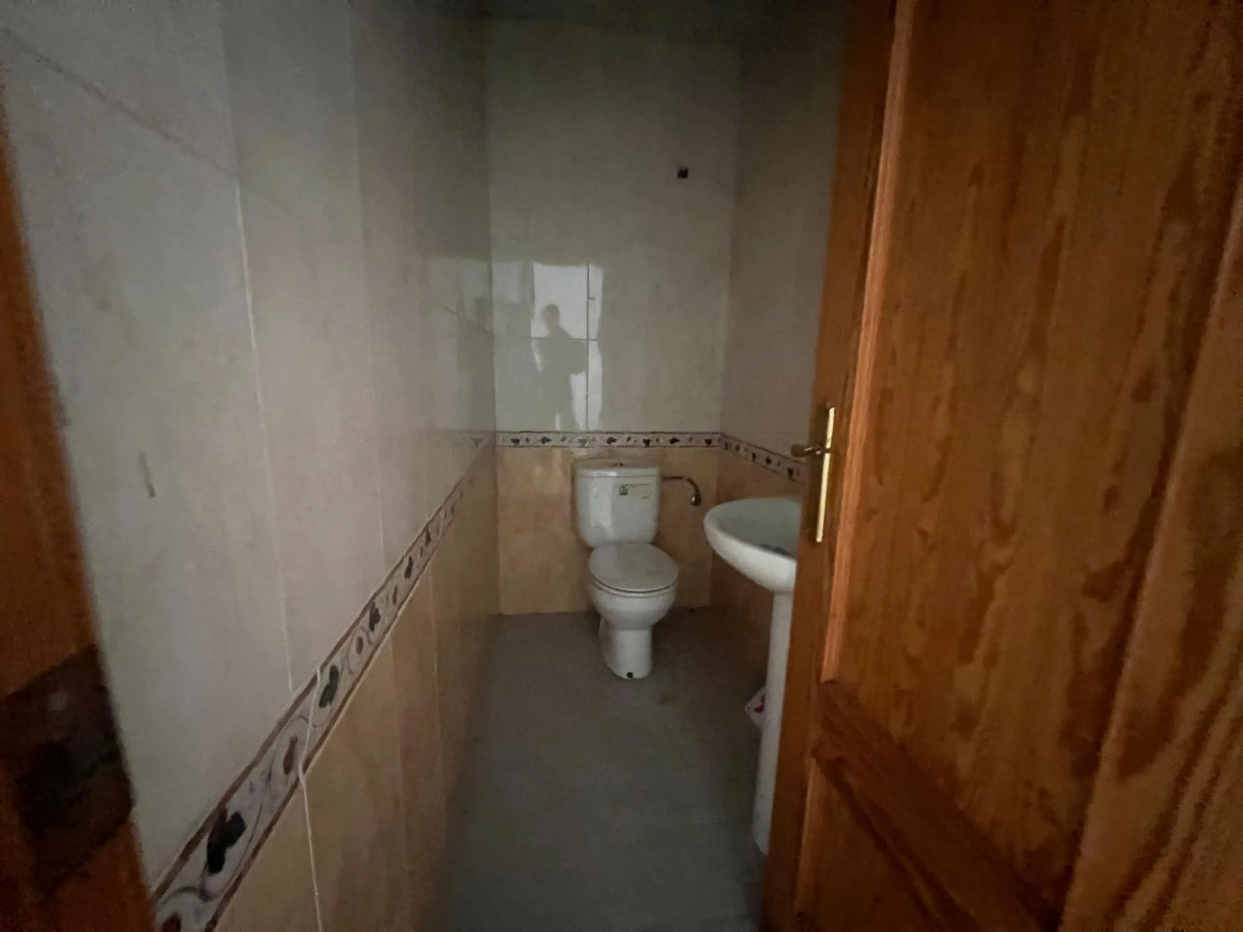 Пентхаус с панорамным видом на Коста-дель-Соль.

Общая площадь 350 м². Три спальни, три полных ванных комнаты, большой балкон и собственная терраса с солярием. Современный дизайн, ательер, гараж на два автомобиля.  Встроенная аэротермальная система. Новостройка в престижном жилом комплексе. Участок 800 м²