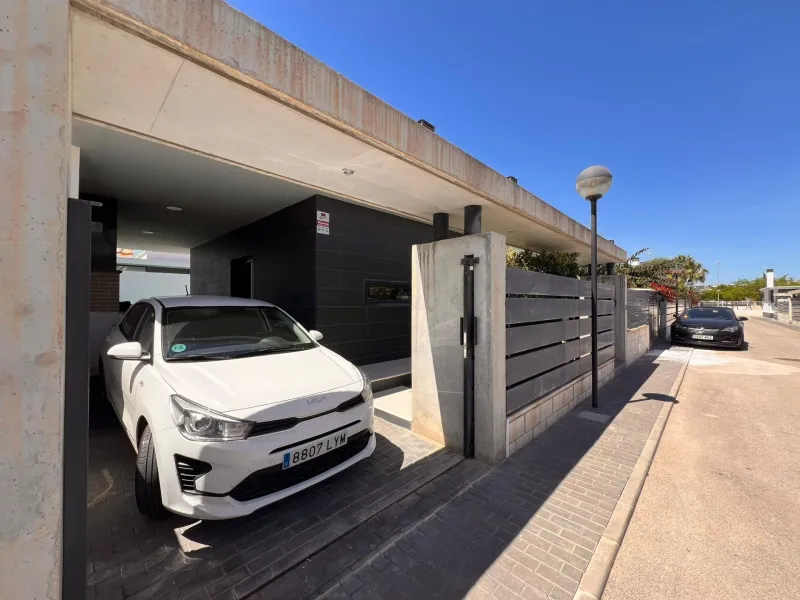 Modern Semi-New Villa with Private Pool in Altos de Cabo Roig